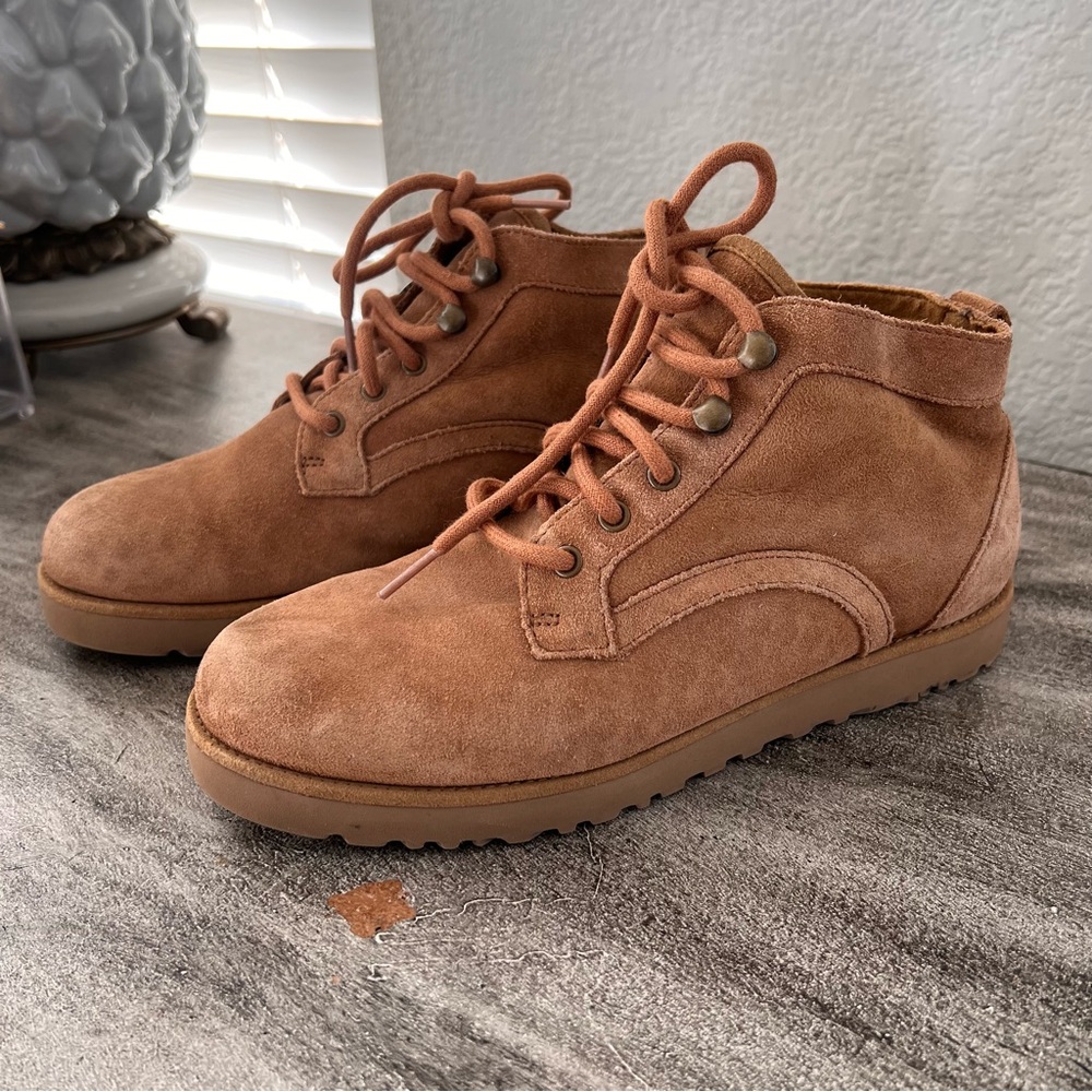 UGG Bethany ankle boots suede lace-up in the Chestnut color size 8